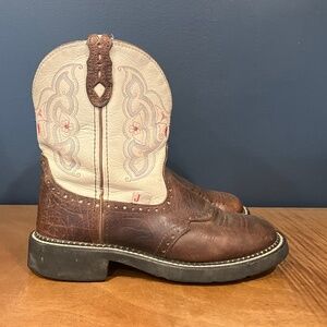 Justin Gypsy Embroidered Round Toe Short Western Boots. Women's 8